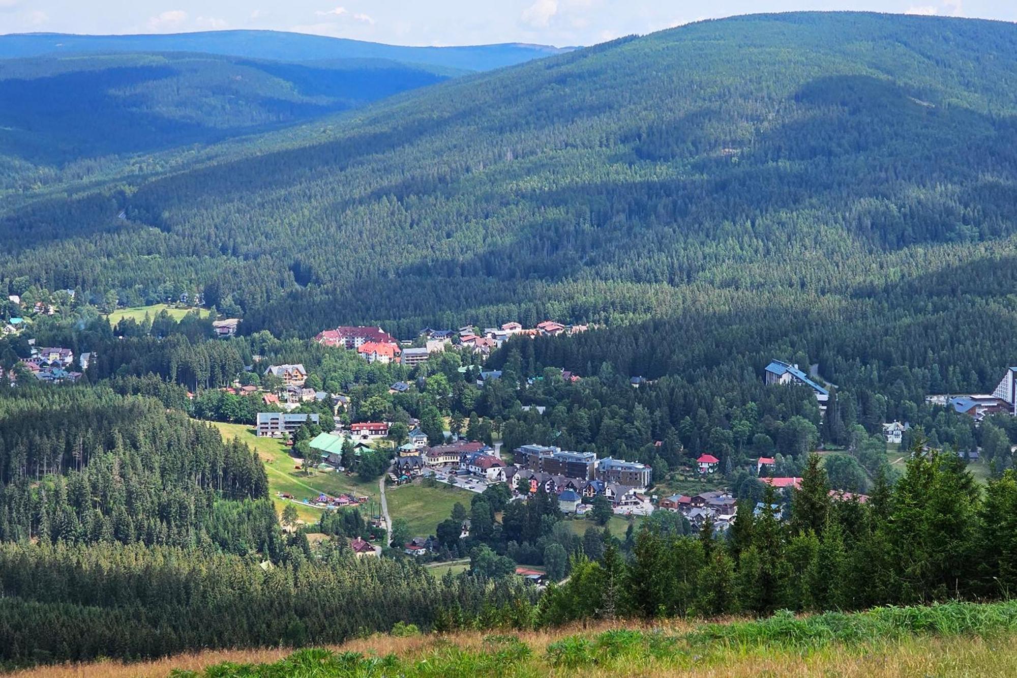 Enjoyharrachov - Atraktivni Slunny Klimatizovany Apartman 14 V Centru Harrachova Se Saunou, Parkovanim, Wifi-Wlan, Sat, Herni Konzoli, Pc S Win 10, Netflix Zdarma A Moznosti Dobijeni Auta S Jedinecnym Vyhledem Na Certovu Horu Se Skokanskymi Mustky Eksteriør billede
