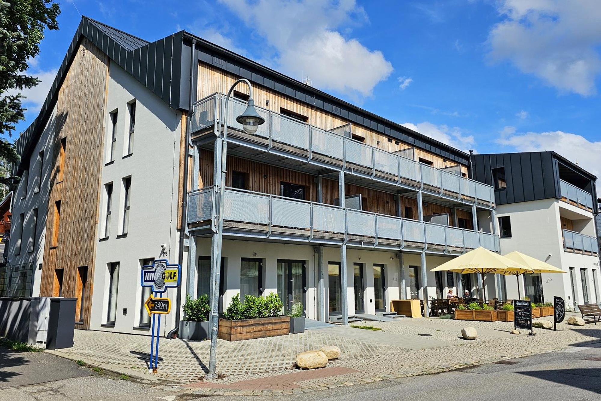 Enjoyharrachov - Atraktivni Slunny Klimatizovany Apartman 14 V Centru Harrachova Se Saunou, Parkovanim, Wifi-Wlan, Sat, Herni Konzoli, Pc S Win 10, Netflix Zdarma A Moznosti Dobijeni Auta S Jedinecnym Vyhledem Na Certovu Horu Se Skokanskymi Mustky Eksteriør billede